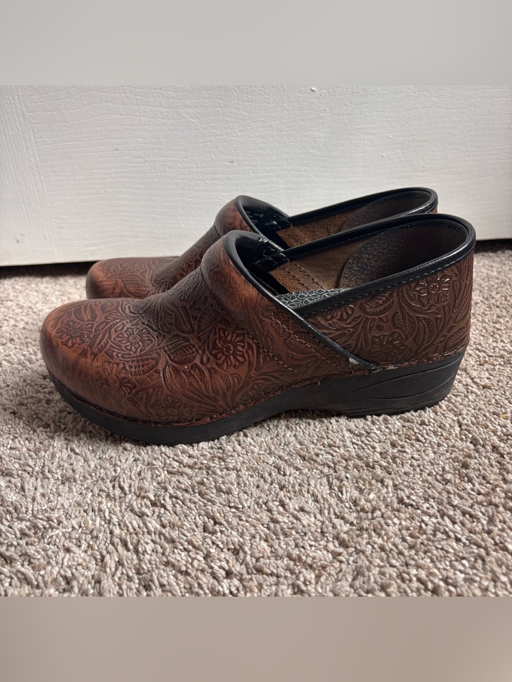 Dansko XP 2.0 Floral Tooled Leather Clogs Size 40 9.5-10 Brown